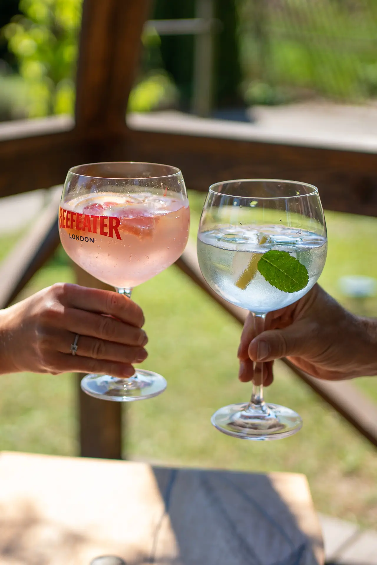 Dvaja ľudia si štrngajú drinkmi Hugo a Gin Tonic