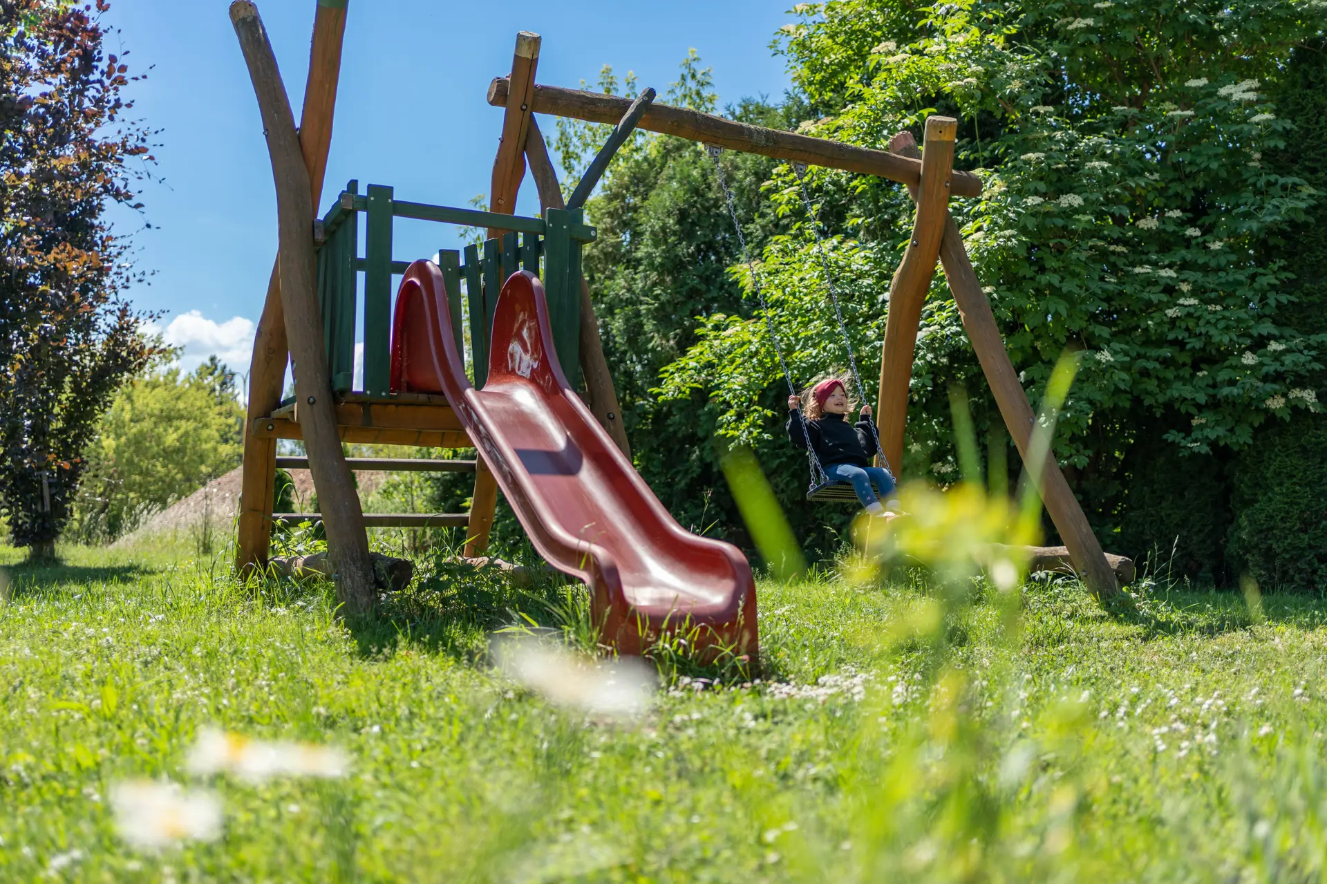 Dieťa sa húpe na húpačke v exteríéri kaviarne Belgravia v Považskej Bystrici